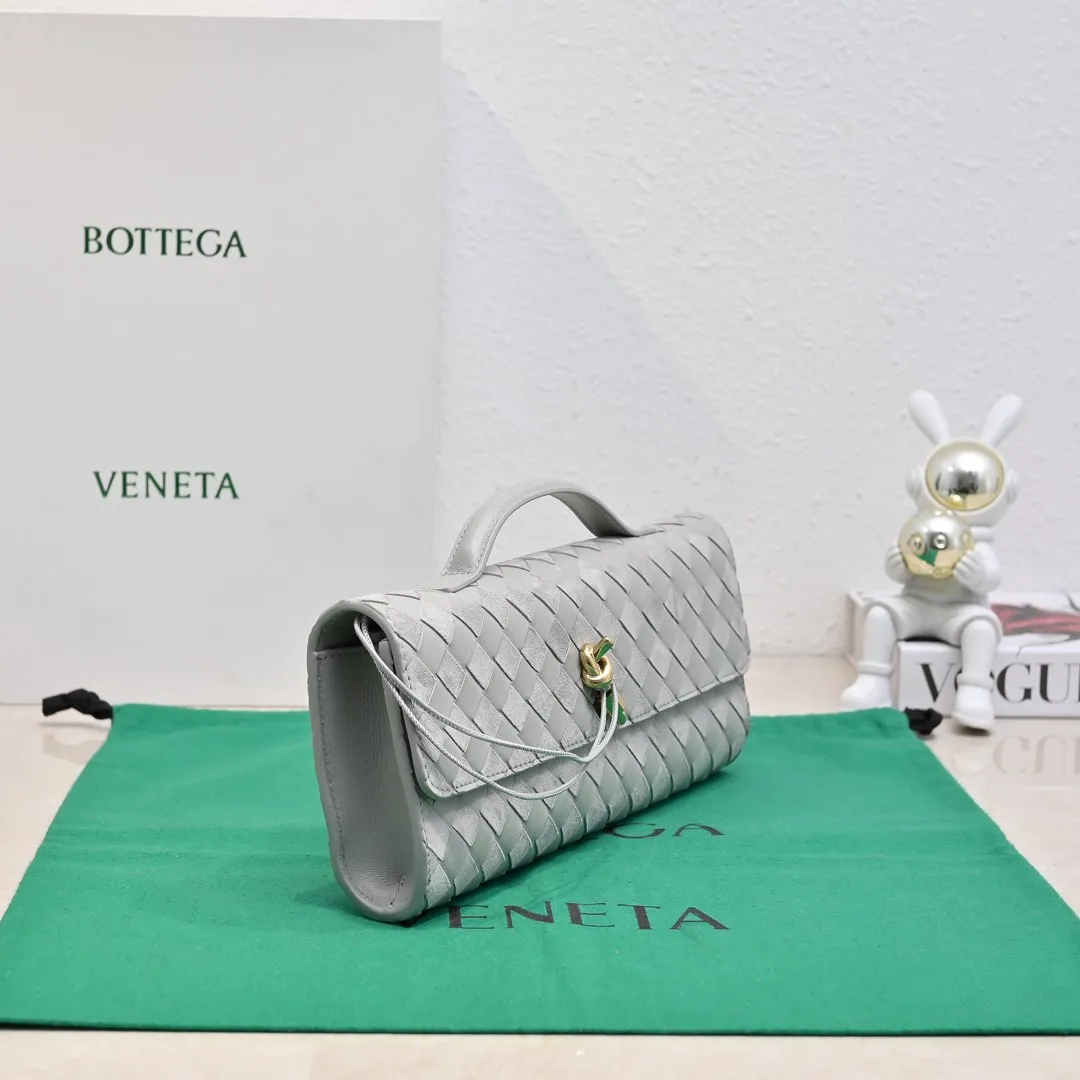 Batch 1360 #Bv New Deerskin Clutch 🎈 The deerskin brown bag with extra points for autumn and winter is so beautiful~🍂 Made of classic woven sheepskin and deerskin, it looks like Maillard for autumn and winter🤎 It can be held by hand, carried by hand or carried under the arm. The metal knot embellishment exudes temperament and nobility~ , equipped with a zipper compartment inside, it is a good companion for your daily life🧑‍❤️‍💋‍🧑, whether you are walking on the red carpet or attending a dinner, it will add a unique charm to you💞 Model: 741511 Size: 31x13x3